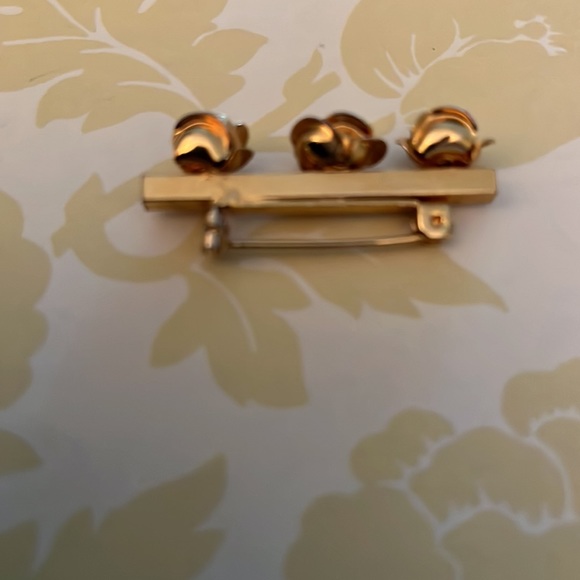 Sweet vintage 3 Rose bar pin - Picture 4 of 5